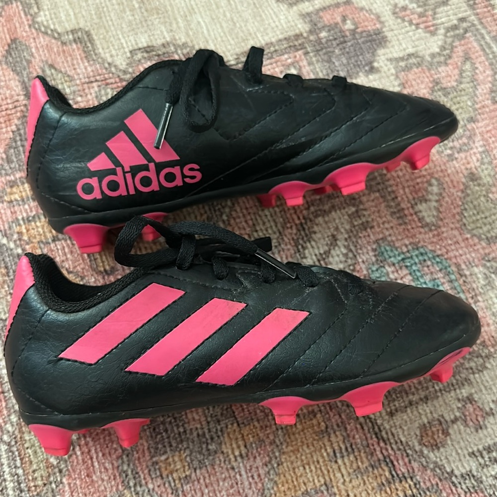 Kids size 13 1/2 kids soccer cleats, gently used in great condition